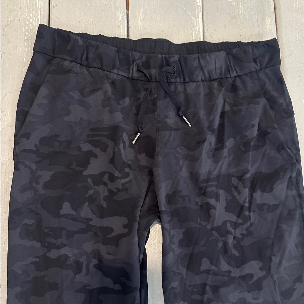 Lululemon On the Fly 7/8 Pant Incognito Camo Multi Grey sz 12 EXCELLENT - Picture 2 of 5